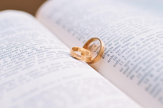 Fedi nuziali su Bibbia aperta, simbolo del matrimonio